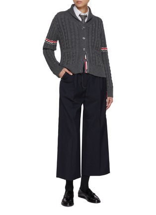 模特儿示范图 - 点击放大 - THOM BROWNE - Shawl Collar Striped Cable Knit Wool Cardigan