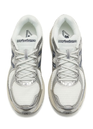 模特儿示范图 - 点击放大 - NEW BALANCE - 女款 860V2 系带运动鞋