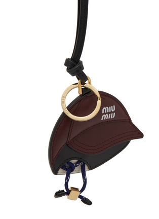 细节 - 点击放大 - MIU MIU - 棒球帽挂饰
