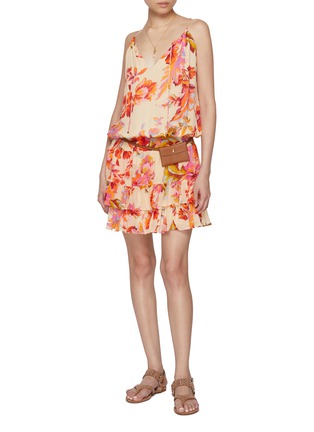 模特儿示范图 - 点击放大 - LITTLE JOE WOMAN BY GAIL ELLIOTT - A Million Days Floral Ruffle Mini Dress