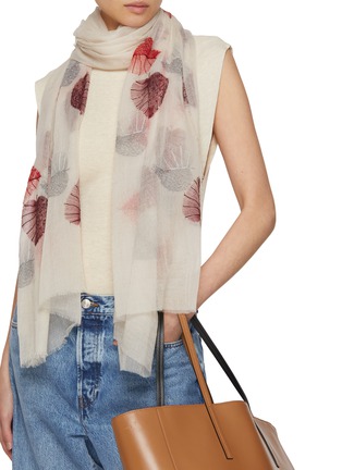 模特儿示范图 - 点击放大 - LANE’S - Leaf Embroidered Fine Wool Shawl