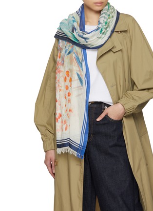 模特儿示范图 - 点击放大 - LANE’S - Botanical Print Cotton Silk Shawl