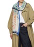 模特儿示范图 - 点击放大 - LANE’S - Botanical Print Cotton Silk Shawl