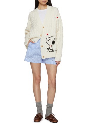 模特儿示范图 - 点击放大 - CHINTI & PARKER - X Peanuts Snoopy Heart Wool Cashmere Cable Knit Cardigan