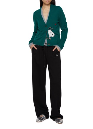 模特儿示范图 - 点击放大 - CHINTI & PARKER - X Peanuts Snoopy Peek Wool Cashmere Cable Knit Cardigan