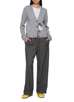 模特儿示范图 - 点击放大 - CHINTI & PARKER - X Peanuts Snoopy Peek Wool Cashmere Cable Knit Cardigan