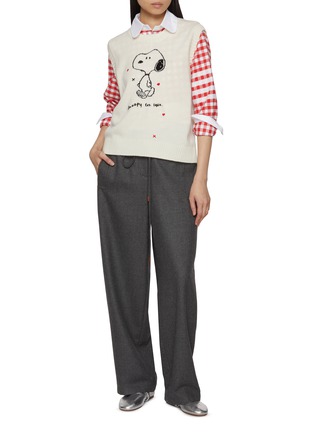 模特儿示范图 - 点击放大 - CHINTI & PARKER - X Peanuts Snoopy 75th Anniversary Wool Cashmere Knit Vest