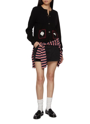 模特儿示范图 - 点击放大 - CHINTI & PARKER - X Peanuts Snoopy & Charlie Brown Wool Cashmere Knit Cardigan