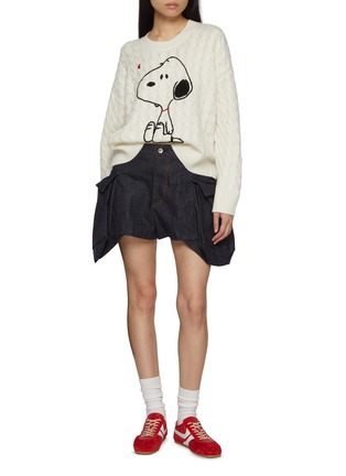 模特儿示范图 - 点击放大 - CHINTI & PARKER - X Peanuts Snoopy Wool Cashmere Cable Knit Sweater
