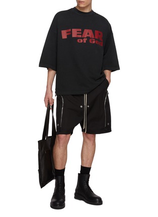 模特儿示范图 - 点击放大 - FEAR OF GOD - Fear Is Gone Print Relaxed Cotton T-Shirt