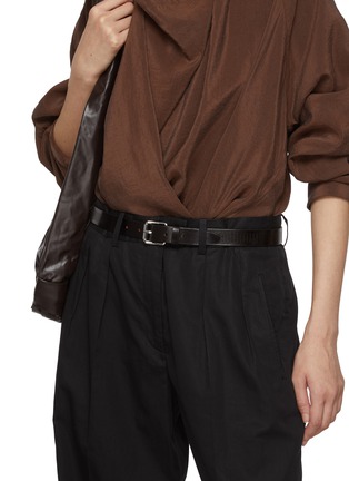 模特儿示范图 - 点击放大 - LEMAIRE - 压印皮革腰带