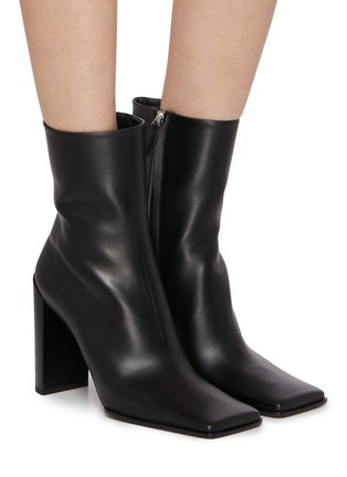 模特儿示范图 - 点击放大 - ALAÏA - 90 皮革方头高跟靴