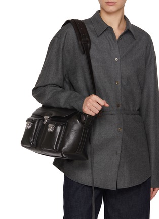 模特儿示范图 - 点击放大 - LEMAIRE - 中号 GEAR 植鞣皮革单肩包
