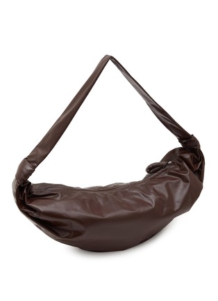 模特儿示范图 - 点击放大 - LEMAIRE - 中号 SOFT CROISSANT 斜挎包