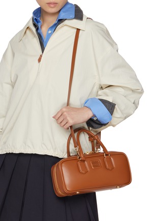模特儿示范图 - 点击放大 - MIU MIU - Large Arcadie Leather Bag