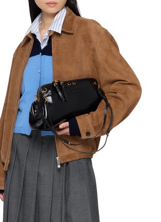 模特儿示范图 - 点击放大 - MIU MIU - POUCH 皮革单肩包