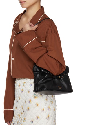 模特儿示范图 - 点击放大 - PRADA - Small Curley Leather Shoulder Bag