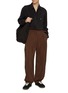 模特儿示范图 - 点击放大 - LEMAIRE - Belted Pleated Silk Blend Pants