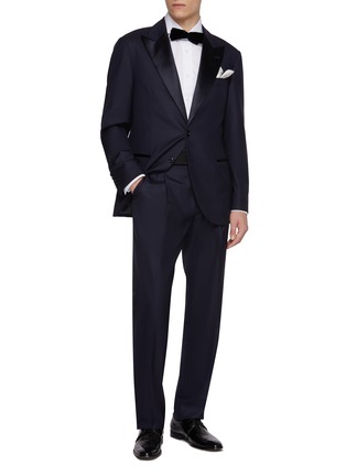 模特儿示范图 - 点击放大 - BRUNELLO CUCINELLI - Single Breasted Wool Silk Twill Tuxedo Suit