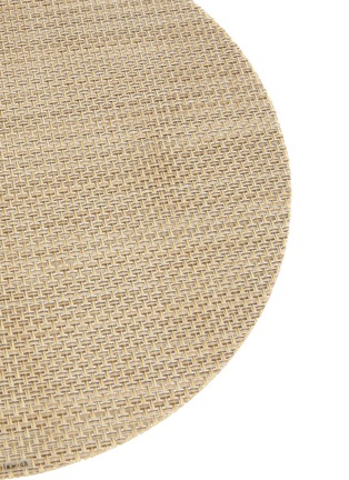 细节 –点击放大 - CHILEWICH - BASKETWEAVE 圆形编织餐垫 — 浅棕色