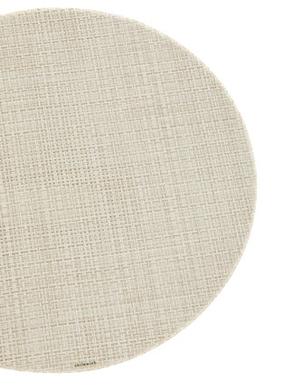 细节 –点击放大 - CHILEWICH - BASKETWEAVE 圆形编织餐垫 — 米黄色