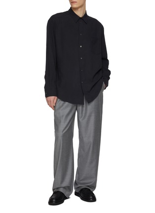 模特儿示范图 - 点击放大 - THE ROW - Briar Silk Shirt