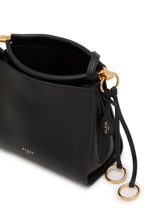 细节 - 点击放大 - ALAÏA - Small Le Click Square Leather Shoulder Bag
