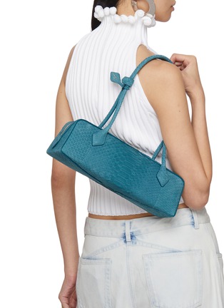 模特儿示范图 - 点击放大 - ALAÏA - Medium Le Teckel Python Leather Shoulder Bag