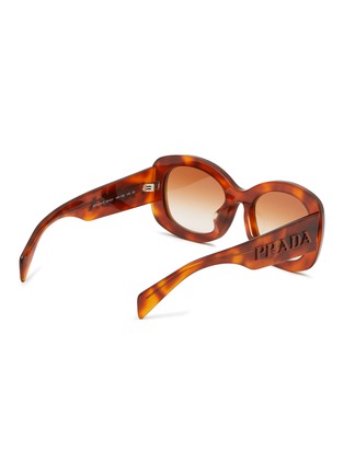 模特儿示范图 - 点击放大 - PRADA - Tortoise Oval Acetate Sunglasses