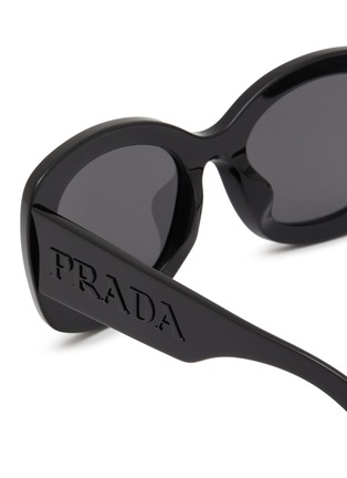 细节 - 点击放大 - PRADA - Oval Embossed Logo Acetate Sunglasses