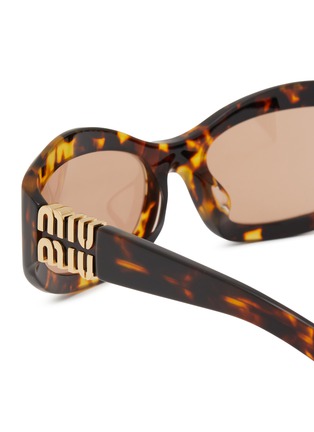 细节 - 点击放大 - MIU MIU - Tortoiseshell Irregular Stacked Logo Acetate Sunglasses