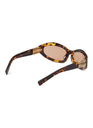 模特儿示范图 - 点击放大 - MIU MIU - Tortoiseshell Irregular Stacked Logo Acetate Sunglasses