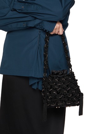 模特儿示范图 - 点击放大 - ROSANTICA - Legame Large Strass Net Bucket Bag