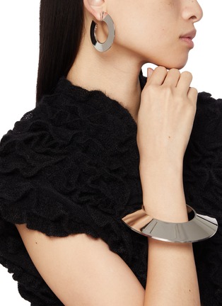 模特儿示范图 - 点击放大 - ALAÏA - Aluminium Brass Blade Hoop Earrings