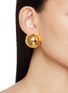 模特儿示范图 - 点击放大 - ALAÏA - Varnish Sphere Brass Earrings