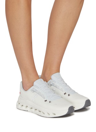 模特儿示范图 - 点击放大 - ON - Cloudtilt Women's Sneakers