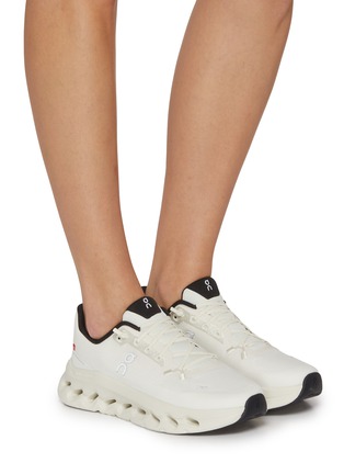 模特儿示范图 - 点击放大 - ON - Cloudtilt Women's Sneakers