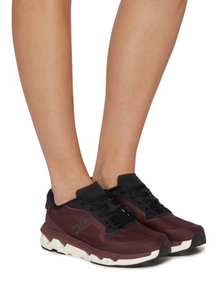 模特儿示范图 - 点击放大 - ON - Cloudzone Women's Sneakers