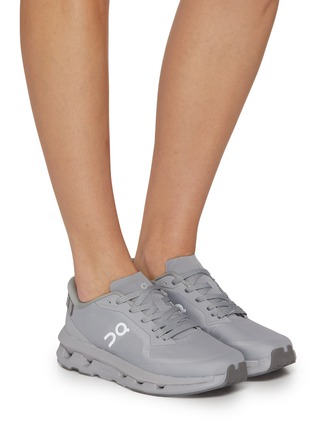模特儿示范图 - 点击放大 - ON - Cloudzone Women's Sneakers