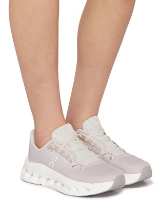 模特儿示范图 - 点击放大 - ON - Cloudtilt Women's Sneakers