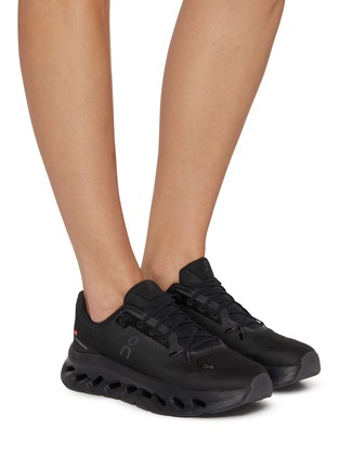 模特儿示范图 - 点击放大 - ON - Cloudtilt Women's Sneakers