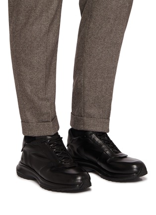 模特儿示范图 - 点击放大 - OFFICINE CREATIVE - 男款 PHASE 001 系带运动鞋