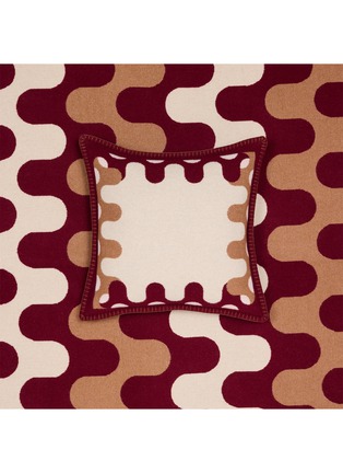 细节 –点击放大 - FRETTE - X Tara Bernerd Modernism Cushion 002 — Burgundy/Tan