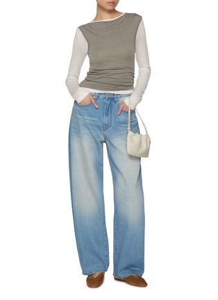 模特儿示范图 - 点击放大 - ATELIER EDITION - Cinch Back Light Wash Jeans