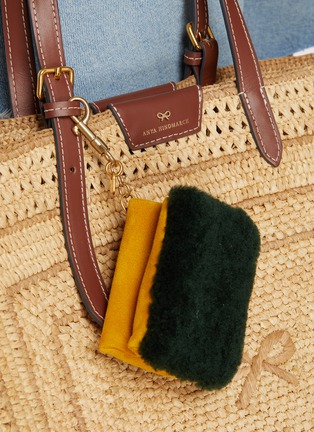 正面 -点击放大 - ANYA HINDMARCH - Scourer Shearling Charm