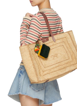 模特儿示范图 - 点击放大 - ANYA HINDMARCH - Scourer Shearling Charm