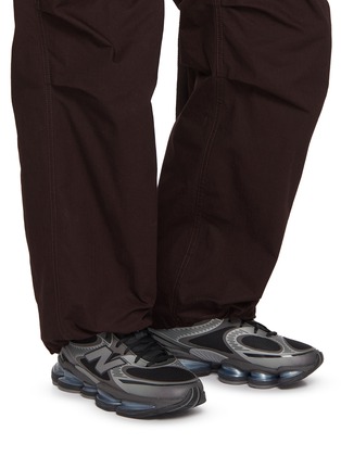 模特儿示范图 - 点击放大 - NEW BALANCE - 2000 Lace Up Men's Sneakers