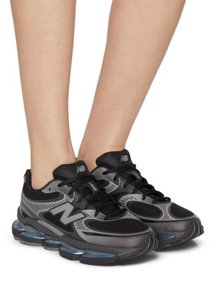 模特儿示范图 - 点击放大 - NEW BALANCE - 2000 Lace Up Unisex Sneakers
