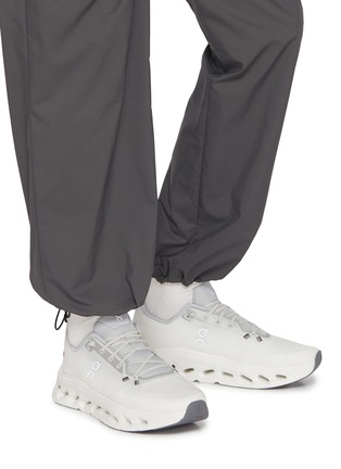 模特儿示范图 - 点击放大 - ON - Cloudtilt Low Top Men's Sneakers