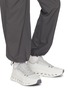 模特儿示范图 - 点击放大 - ON - Cloudtilt Low Top Men's Sneakers